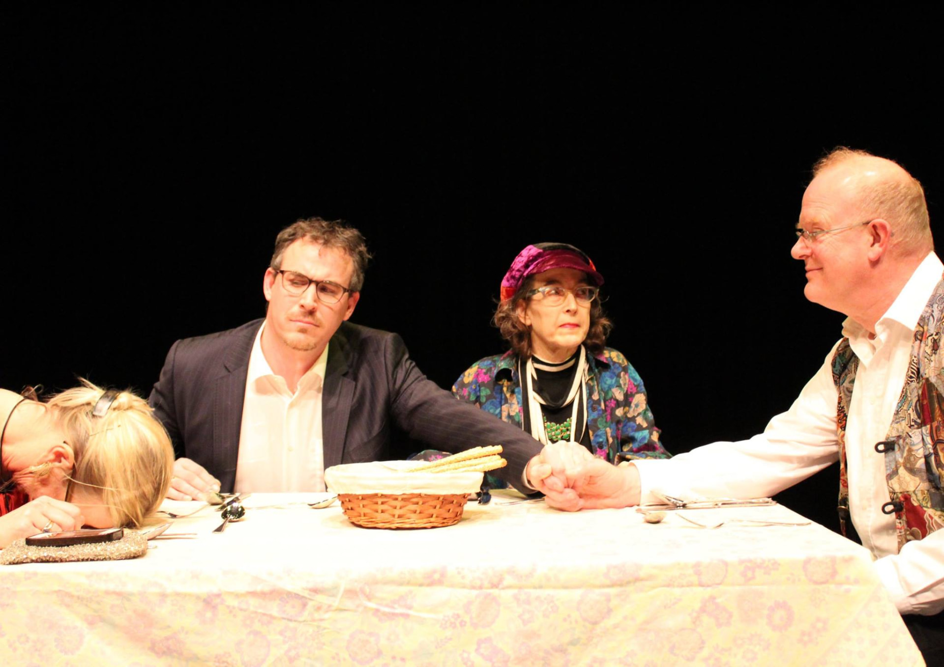 Nils Vermeire aan tafel in een theatervoorstelling